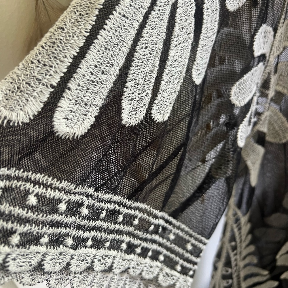 Elegant Black and White Lace Kimono/Cover Up - Picture 7 of 10